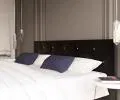 Luxusná manželská posteľ CRYSTAL čierna 160x200 s dreveným roštom