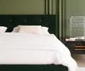 Čalúnená posteľ CRYSTAL tmavo zelená 180x200 s dreveným roštom