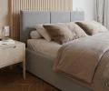 Čalúnená posteľ FRESIA 90x200cm Svetlo sivá Paris s úložným priestorom kovový rošt